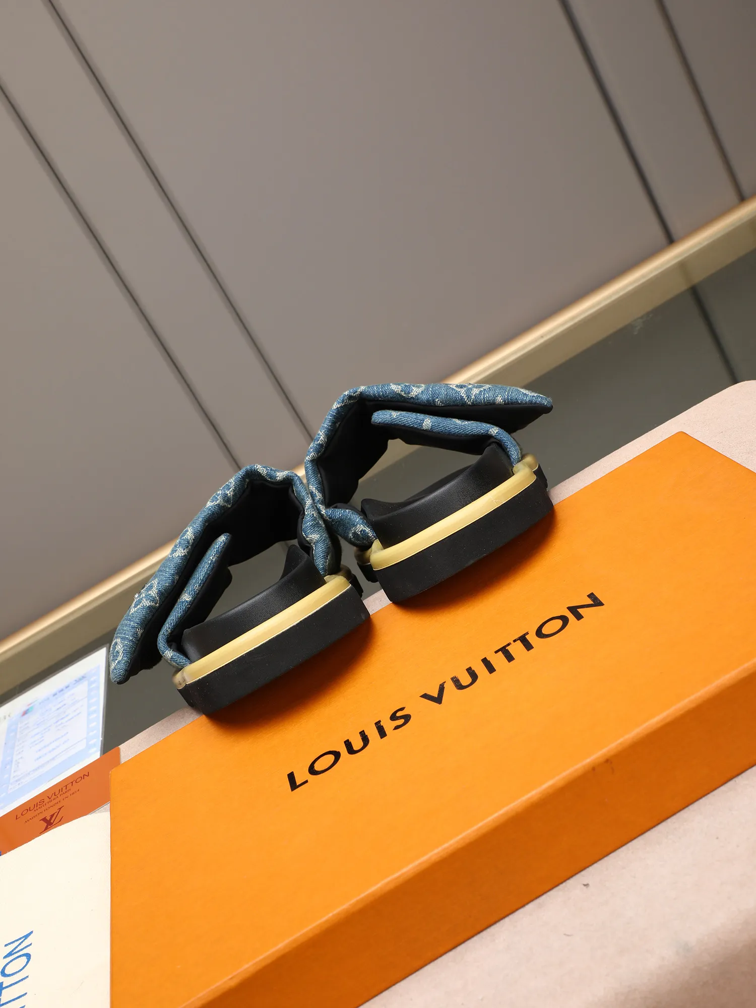 PP360 [LOUIS VUITTON] Louis Vuitton, LV printing, men's and women's slippers are on the market. The drawer box packaging comes with a cloth bag and a card. The upper pattern looks very soft and waxy, and it is a super versatile leg slimming tool. Fabric: imported denim/canvas/old fabric, LV hardware LOGO, official website pattern printing, comfortable to wear, feet: high-elastic PU water table. Sole: foam sole, heel height: about 5cm. Code number: 35-46, 35, 45, 46 are custom-made and non-returnable. Color: multiple colors and styles available.
